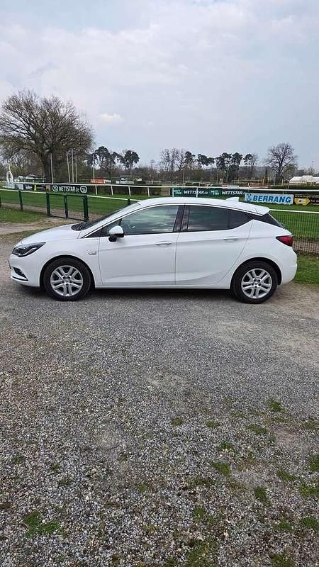 Gebraucht Opel Astra Dynamic 125 PS (91 kW) 2017 Weiß Limousine