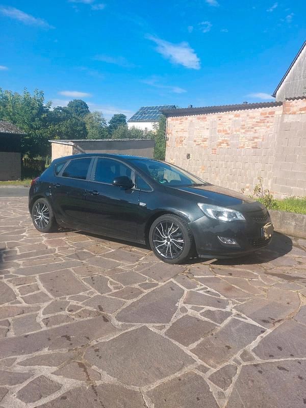 Schwarz Gebraucht 2012 Opel Astra Limousine | 3.900 € - Bild 1/4