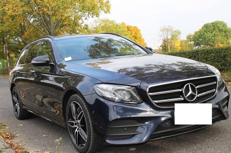 Blau Gebraucht 2018 Mercedes E220 AMG Kombi | 17.500 € (Superpreis) - Bild 1/4