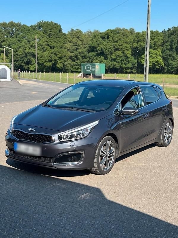 Grau Gebraucht 2016 Kia Ceed Kleinwagen | 10.000 € (Fairer Preis) - Bild 1/4