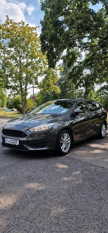 Grau Gebraucht 2015 Ford Focus Kombi | 5.999 € (Superpreis) - Bild 1/4