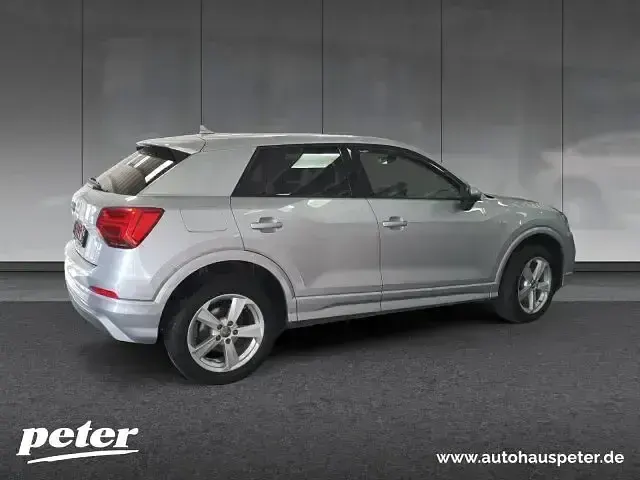 Używany Audi Q2 S-Line 150 KM (110 kW) 2018 Srebrny SUV