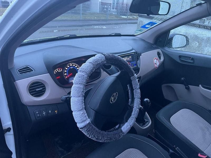 Gebraucht Hyundai i10 67 PS (49 kW) 2016 Weiß Kleinwagen