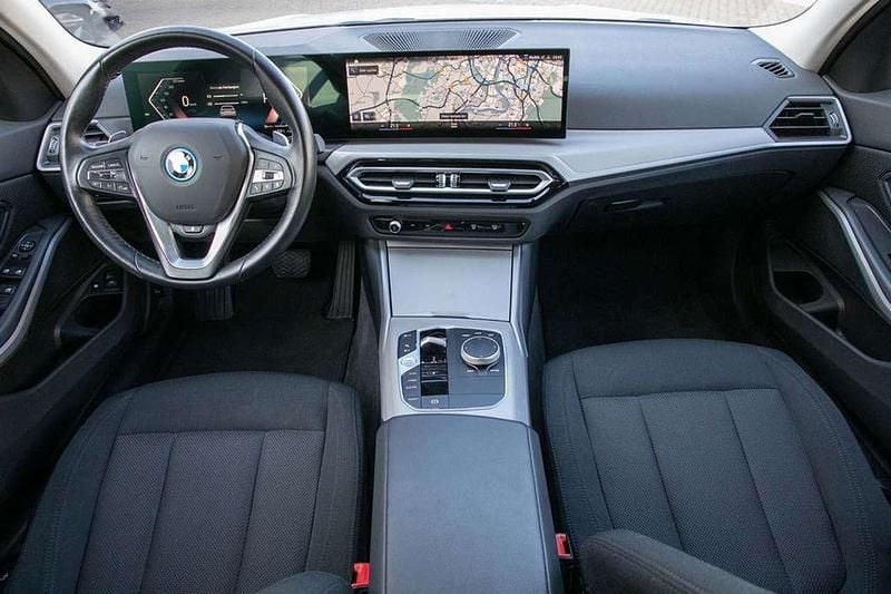 Gebraucht BMW 320e 204 PS (150 kW) 2022 Alpinweiß uni Kombi