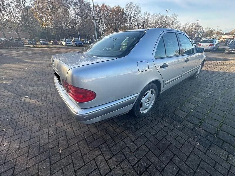 Silber Gebraucht 1998 Mercedes E200 Classic Limousine | 2.200 € (Superpreis) - Bild 1/4