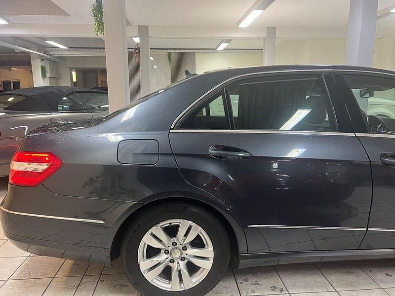 Gebraucht Mercedes E220 170 PS (125 kW) 2011 Grau Limousine