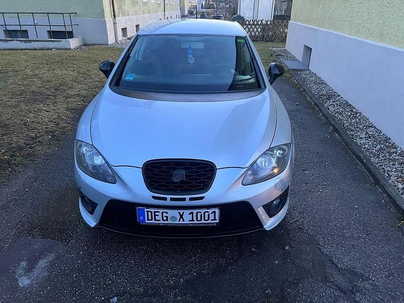 Silber Gebraucht 2010 Seat Leon Limousine | 3.500 € (Fairer Preis) - Bild 1/4