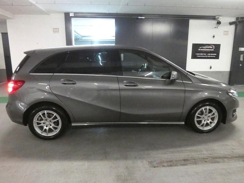 Gebraucht Mercedes B180 122 PS (89 kW) 2016 Mountaingrau Van / Kleinbus