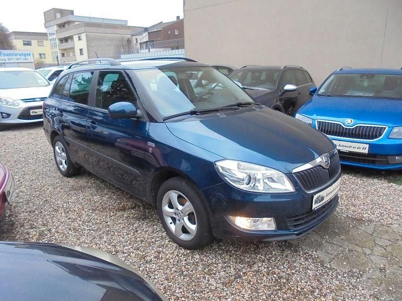 Lavablau metallic Gebraucht 2013 Skoda Fabia Family Kombi | 5.499 € (Fairer Preis) - Bild 1/4