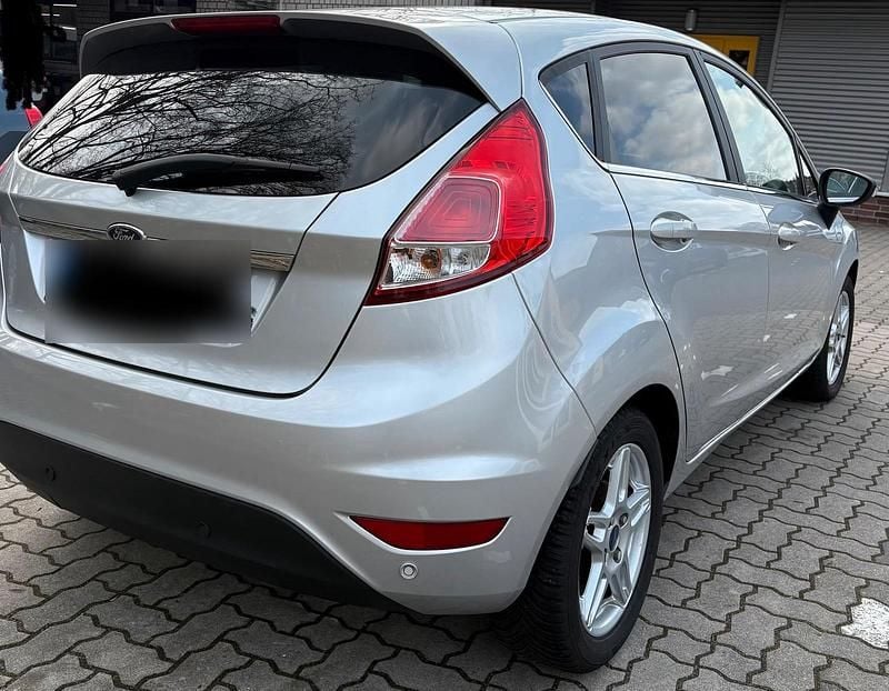 Gebraucht Ford Fiesta Titanium 125 PS (91 kW) 2013 Silber Kleinwagen