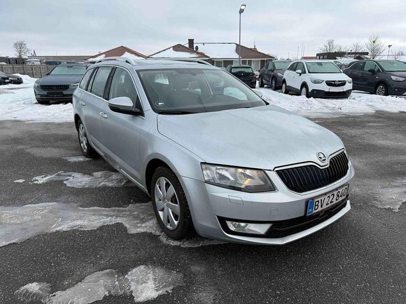 Gebraucht Skoda Octavia Elegance 140 PS (102 kW) 2014 Silber Kleinwagen