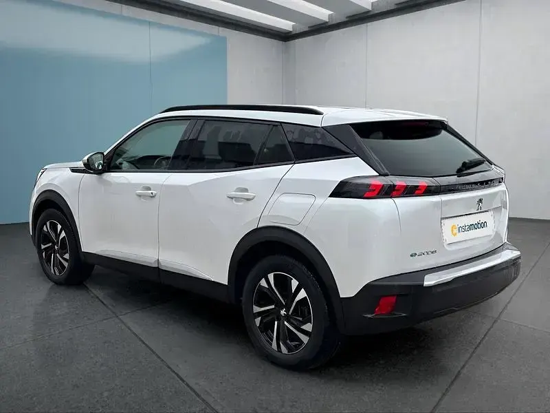 Gebraucht Peugeot e-2008 Allure 100 kW (136 PS) 2021 Weiß SUV