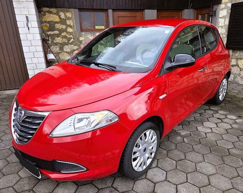 Gebraucht Lancia Ypsilon Gold 69 PS (50 kW) 2013 Rot Kleinwagen