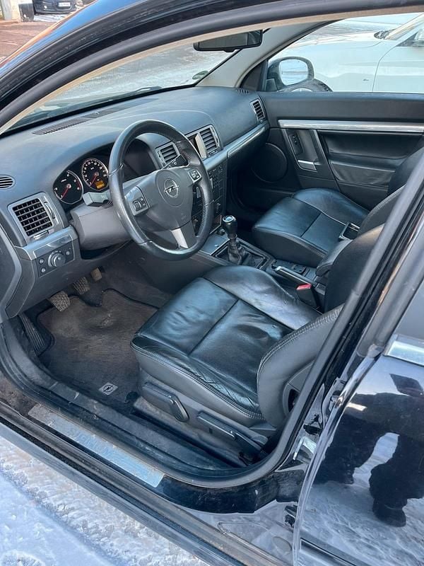 Gebraucht Opel Signum 150 PS (110 kW) 2006 Schwarz Kleinwagen