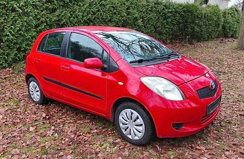 Gebraucht Toyota Yaris 69 PS (50 kW) 2007 Rot Limousine