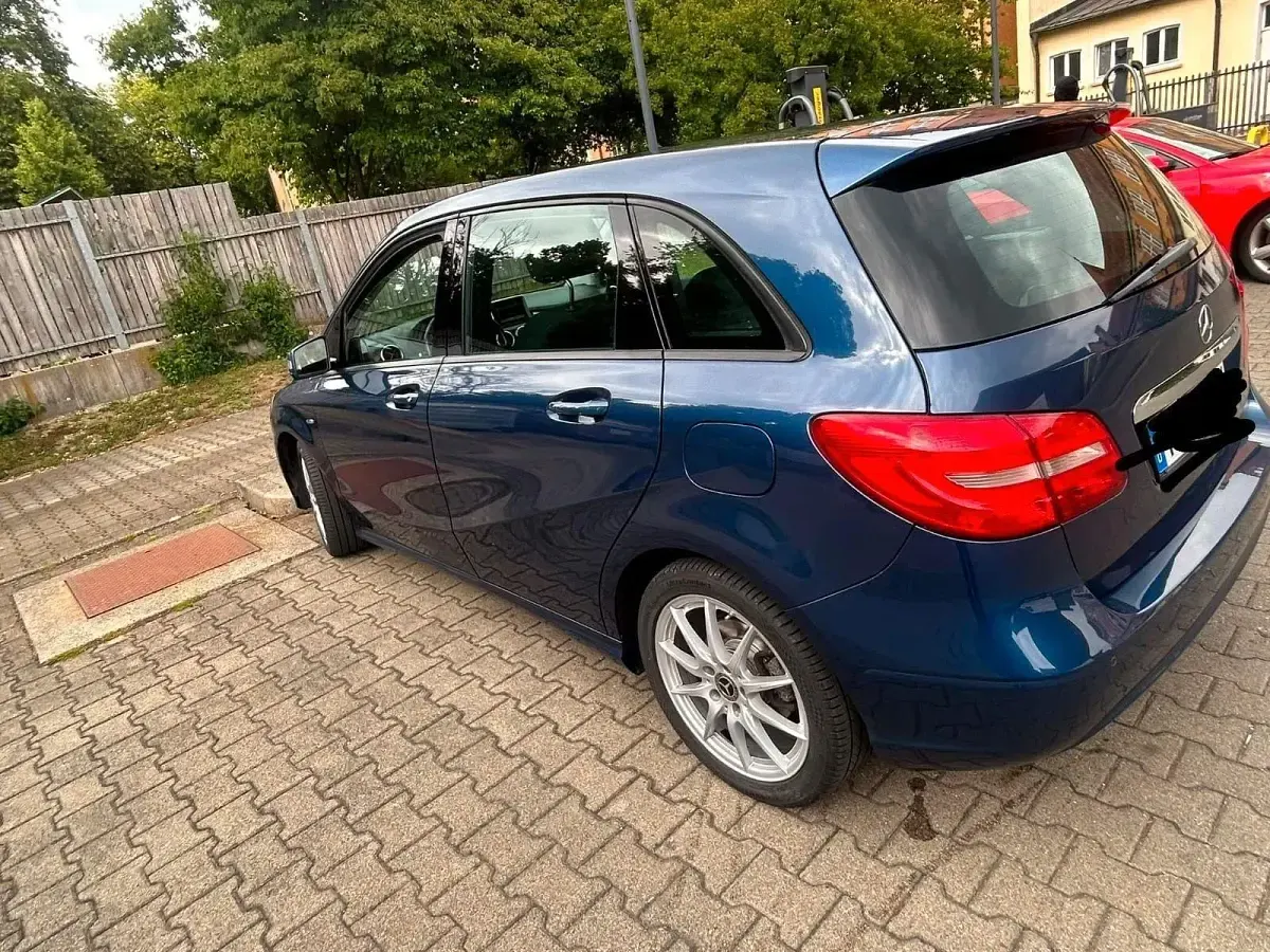 Gebraucht Mercedes B180 109 PS (80 kW) 2012 Blau Kleinwagen