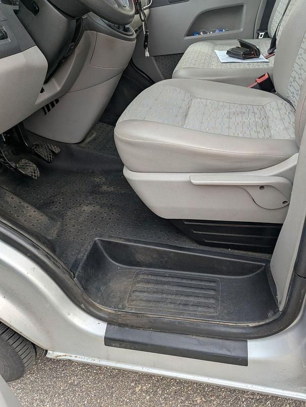 Gebraucht VW Transporter 101 PS (74 kW) 2010 Grau Van