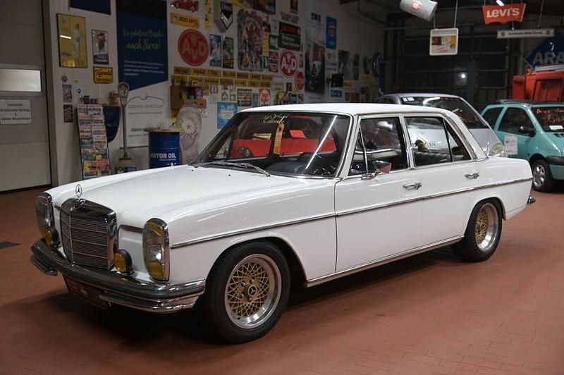 Weiß Gebraucht 1968 Mercedes W115 Limousine | 18.990 € - Bild 1/4
