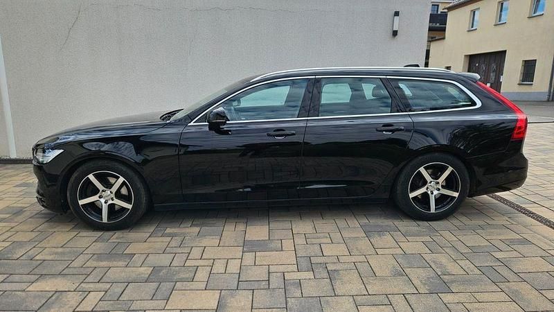 Schwarz Gebraucht 2017 Volvo V90 Momentum Kombi | 17.700 € (Fairer Preis) - Bild 1/4