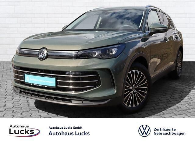 Grün (cipressinogrün metallic) Gebraucht 2024 VW Tiguan IQ Drive SUV | 41.917 € (Teuer) - Bild 1/2