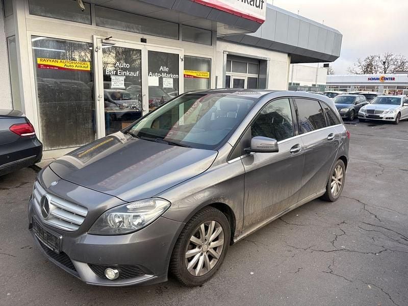 Grau Gebraucht 2015 Mercedes B180 Van / Kleinbus | 8.800 € (Guter Preis) - Bild 1/4