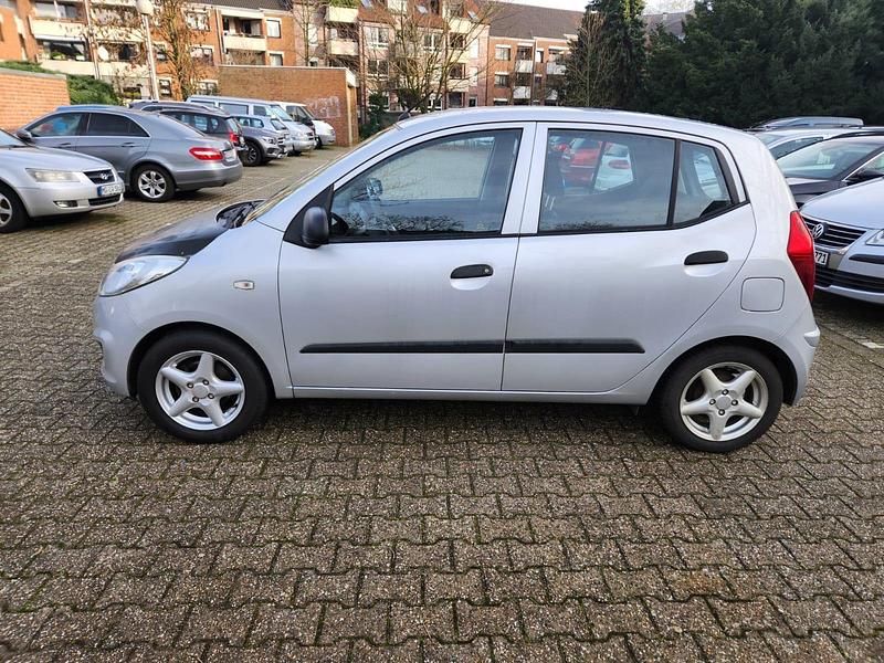 Silber Gebraucht 2011 Hyundai i10 Kleinwagen | 1.599 € (Superpreis) - Bild 1/4