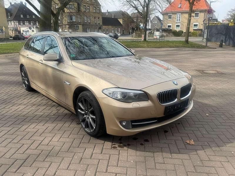 Milanobeige metallic Gebraucht 2012 BMW 520 Kombi | 6.899 € (Guter Preis) - Bild 1/4