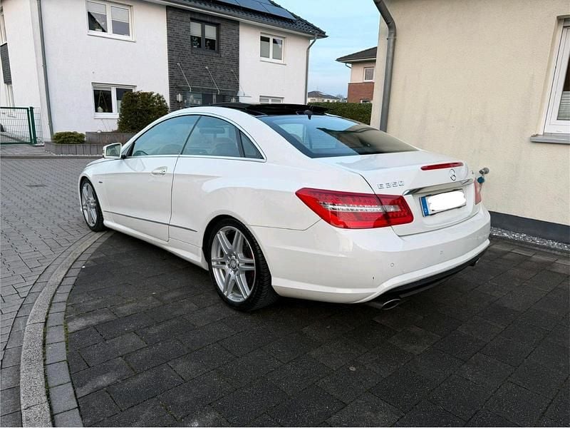 Gebraucht Mercedes E350 AMG 231 PS (169 kW) 2011 Weiß Coupé