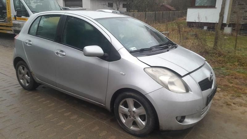 Silber Gebraucht 2006 Toyota Yaris Executive Limousine | 2.499 € (Superpreis) - Bild 1/4