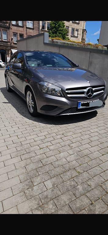 Grau Gebraucht 2015 Mercedes A180 Urban Limousine | 14.300 € (Fairer Preis) - Bild 1/4