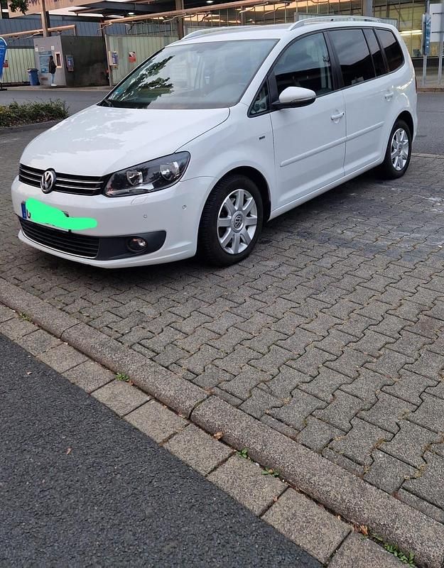 Weiß Gebraucht 2015 VW Touran Van / Kleinbus | 10.999 € (Guter Preis) - Bild 1/4