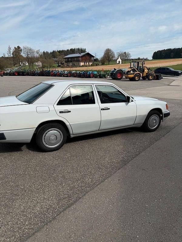 Second-hand Mercedes 200 75 CP (55 kW) 1992 Alb Berlinǎ