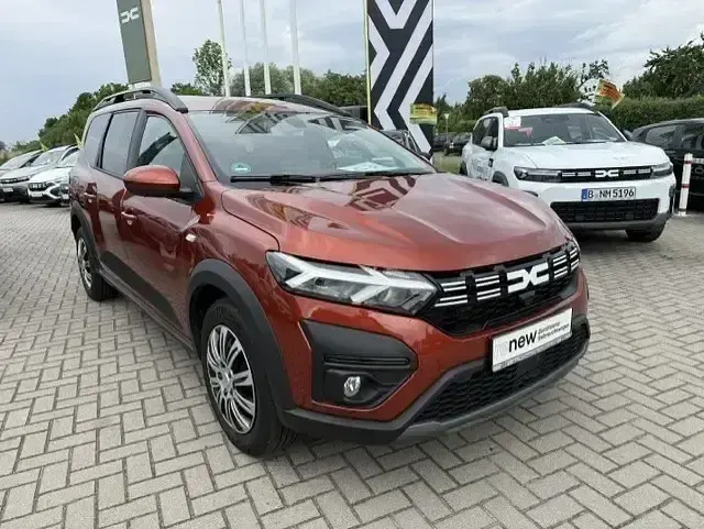 Gebraucht Dacia Jogger Expression 110 PS (80 kW) 2024 Terracottabraun Van / Kleinbus