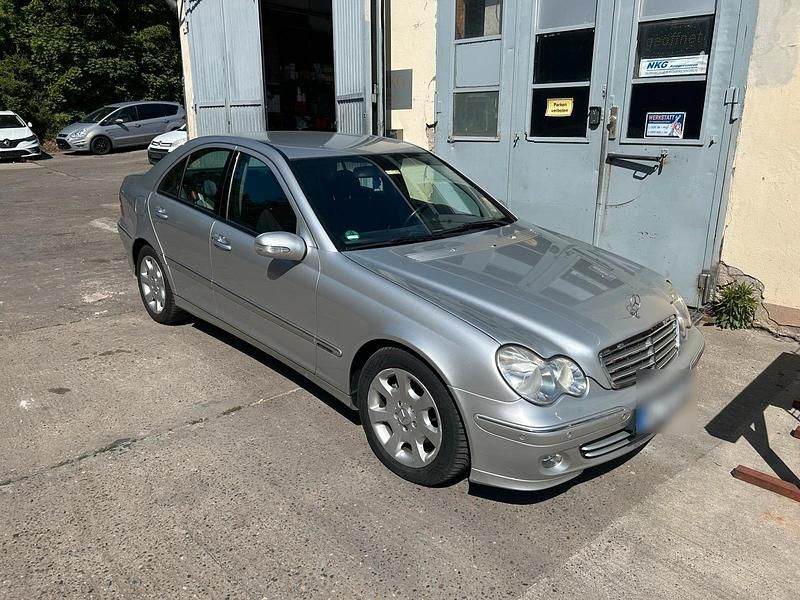 Silber Gebraucht 2004 Mercedes C220 Limousine | 3.200 € (Fairer Preis) - Bild 1/4