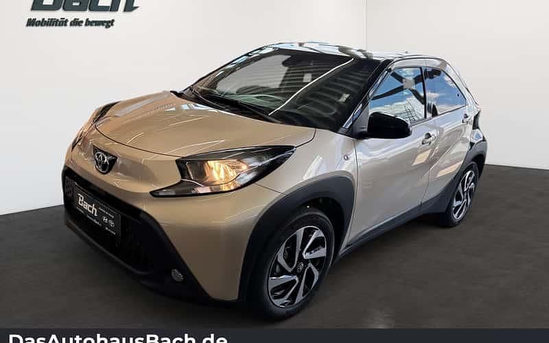 Ginger beige / schwarz Gebraucht 2025 Toyota Aygo X SUV | 18.540 € - Bild 1/4
