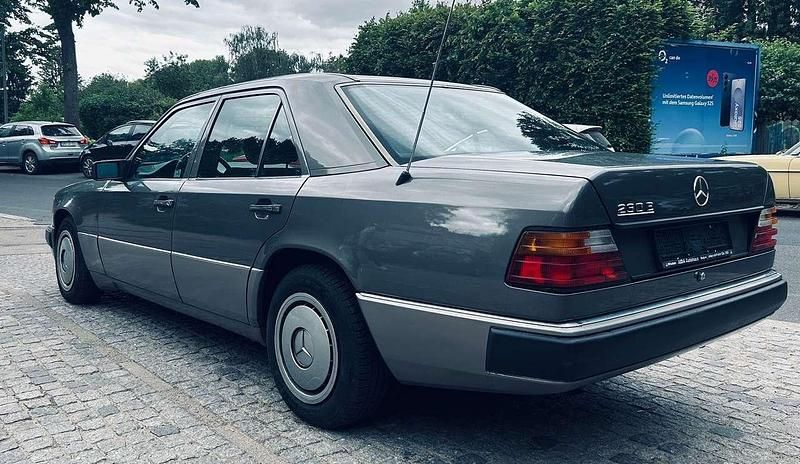 Gebraucht Mercedes E230 132 PS (97 kW) 1992 Grau Limousine