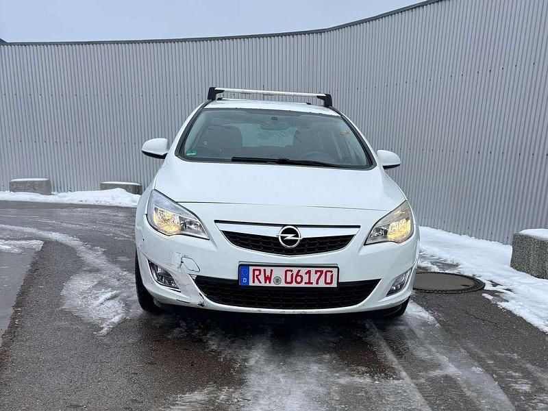 Gebraucht Opel Astra Selection 136 PS (100 kW) 2014 Schneeweiss/summitwhite/arctic Kombi