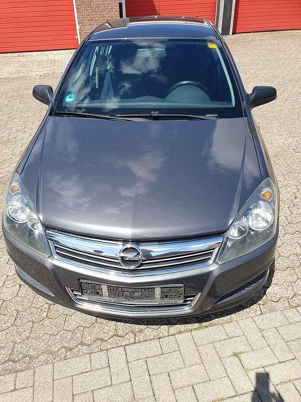 Grau Gebraucht 2009 Opel Astra Innovation Limousine | 2.150 € (Fairer Preis) - Bild 1/4
