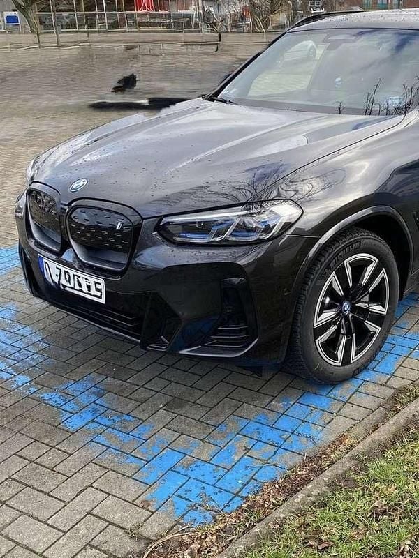 Grau Gebraucht 2023 BMW iX3 Impressive SUV | 42.000 € (Superpreis) - Bild 1/4