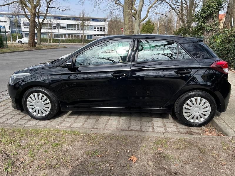 Gebraucht Hyundai i20 74 PS (54 kW) 2016 Schwarz Kleinwagen