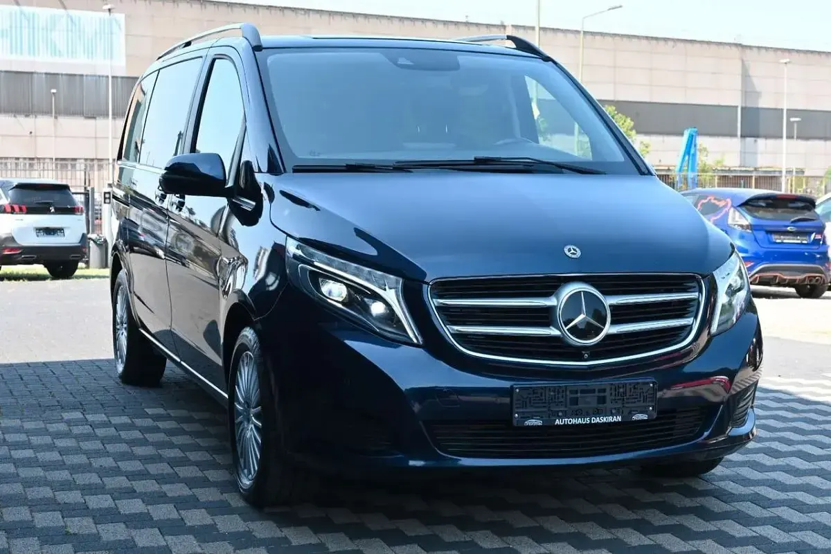 Gebraucht Mercedes V220 Edition 163 PS (119 kW) 2017 Blau Van / Kleinbus