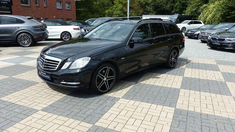 Schwarz Gebraucht 2011 Mercedes E250 Kombi | 8.990 € (Fairer Preis) - Bild 1/4
