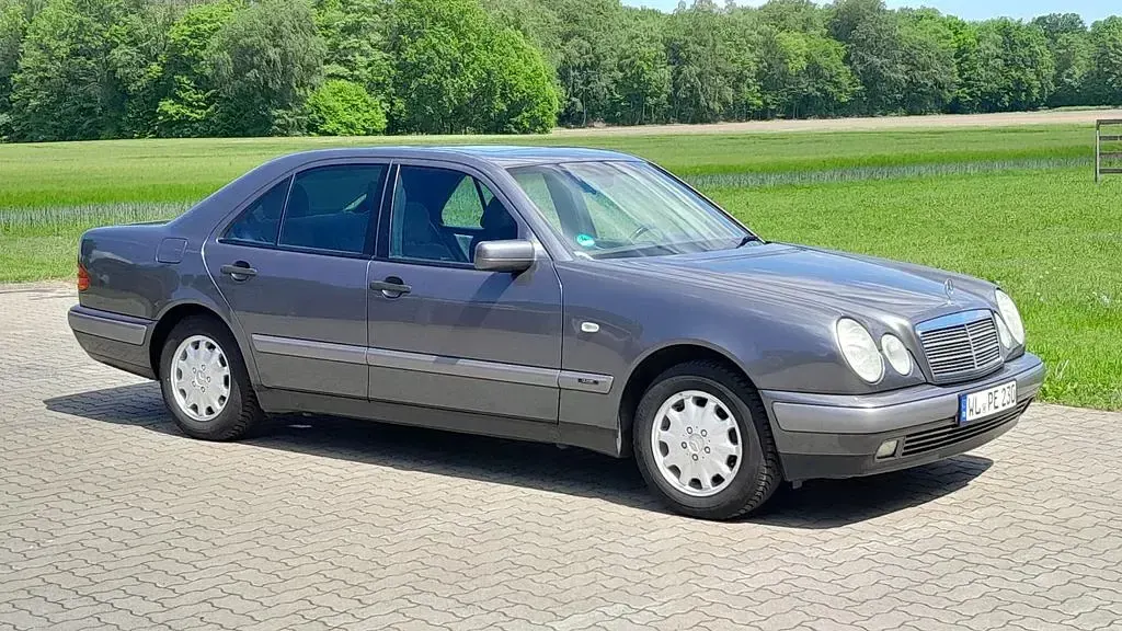 Gebraucht Mercedes E230 Classic 150 PS (110 kW) 1997 Limousine