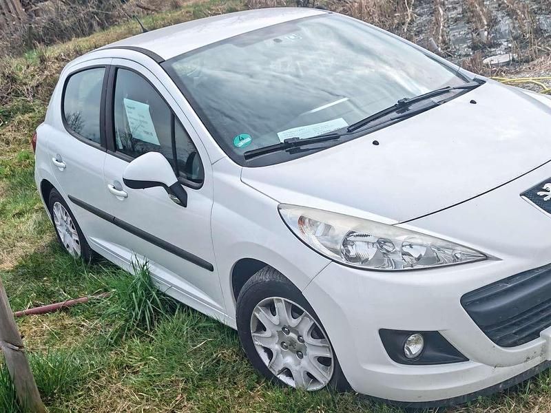 Gebraucht Peugeot 207 Filou 92 PS (67 kW) 2011 Weiß Limousine
