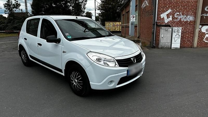 Weiß Gebraucht 2011 Dacia Sandero Kleinwagen | 1.950 € (Fairer Preis) - Bild 1/4