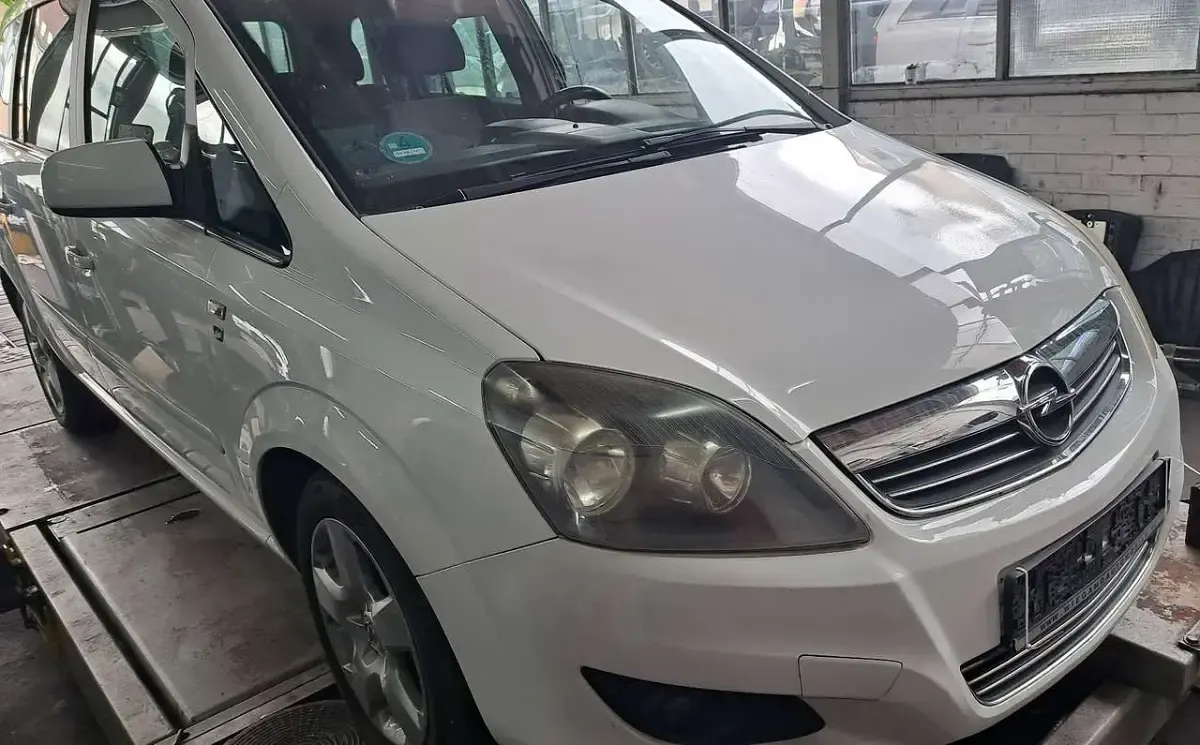 Gebraucht Opel Zafira Edition 150 PS (110 kW) 2010 Weiß Van / Kleinbus