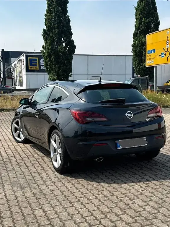 Gebraucht Opel Astra GTC Innovation 140 PS (102 kW) 2012 Schwarz Limousine