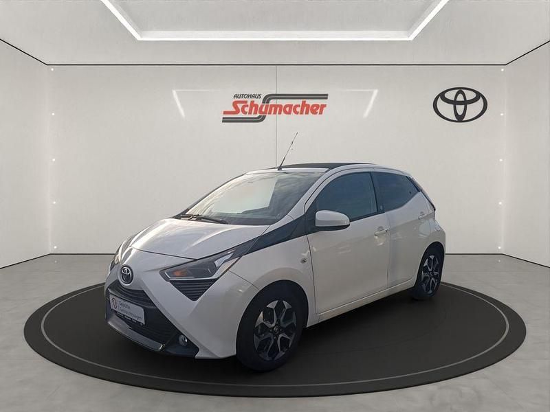 Weiss Gebraucht 2021 Toyota Aygo Team Kleinwagen | 14.240 € (Fairer Preis) - Bild 1/4