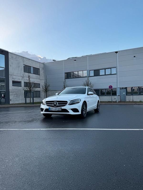 Gebraucht Mercedes C300e 313 PS (230 kW) 2021 Weiß Kombi