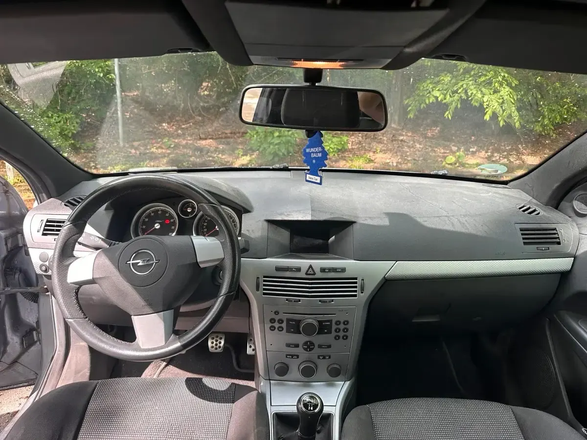 Używany Opel Astra 116 KM (85 kW) 2006 Szary Sedan/Limuzyna